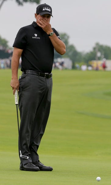 The Latest: Defending champ Spieth starts rolling at US Open